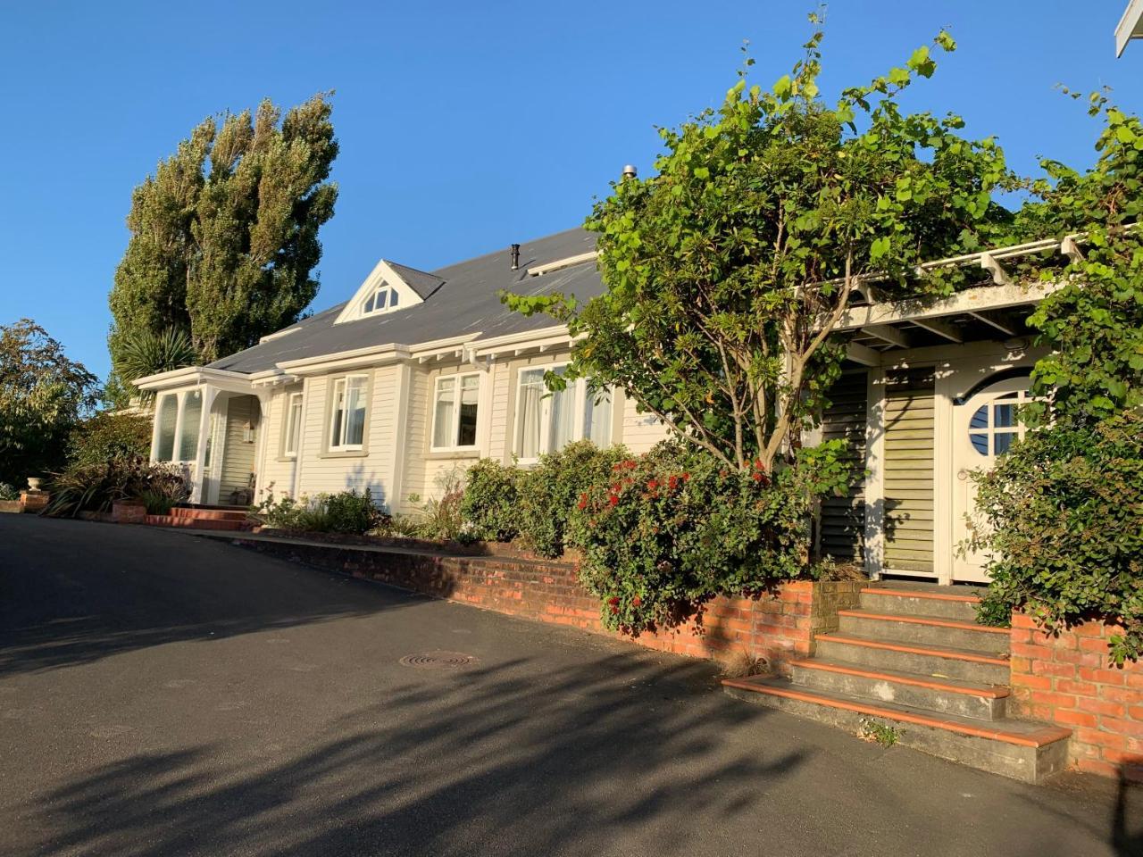 Browns Boutique Bed And Breakfast Whanganui Exterior photo